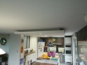 Cuisine-sam-50m2-toile-tendu-a-froid-acoustique-ilot-central