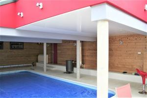 piscine-laque-blanc-platond-tendu-