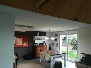Salle-manger-en-toile-tendu-a-froid-acoustique