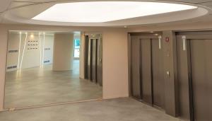 plafond-retro-eclaire-hall-d-immeuble